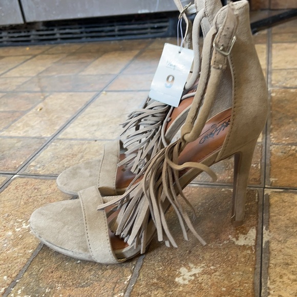 Heels brand new! - Picture 2 of 4